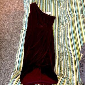 One shoulder Kourtney soft velvet midi dress brand new never worn. In Merlot